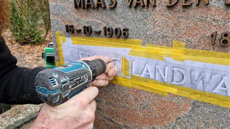 Bronzen letters op grafmonument: voorbeelden