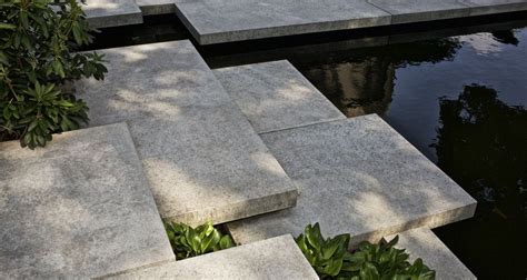 Grootformaat tegels voorbeeldtuin