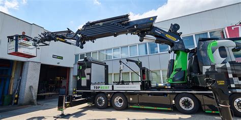 Illustratie van een vrachtwagen met kraan die materialen lost