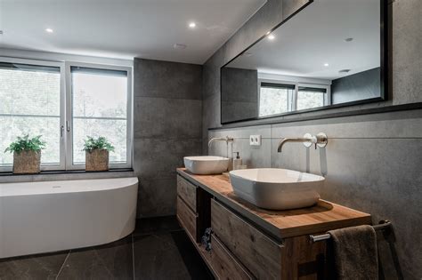 Showroomopstellingen badkamers en tegels voor Leiden