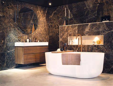 Impressie van een moderne luxe badkamer met Corian-meubels en marmerlook tegels