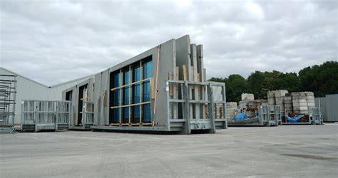 Infographic: prefab zwembadprocessen (fabriek → transport → installatie)