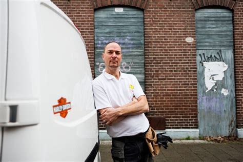 foto van Jack die een woning aan het opknappen is