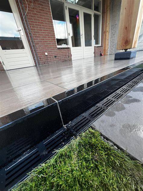 Foto: Travertin terras met goede afwatering