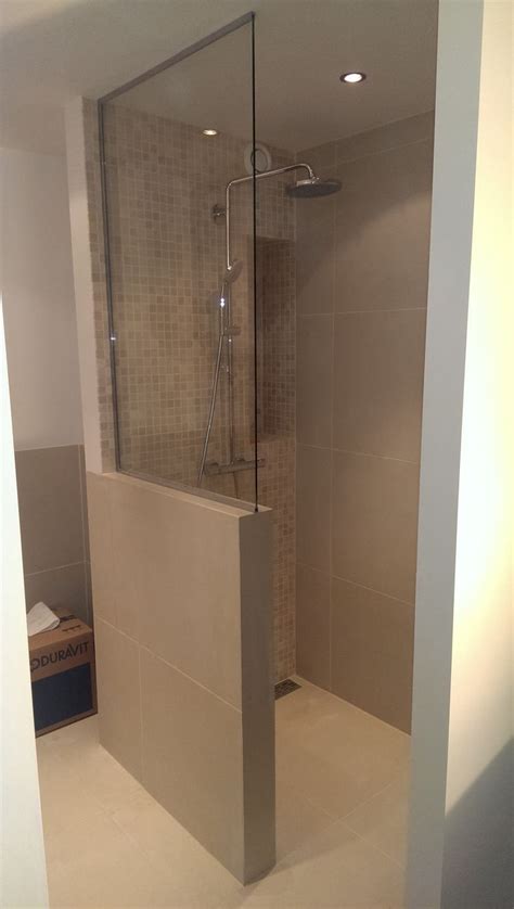 slanke profielloze glazen douchewand in moderne badkamer