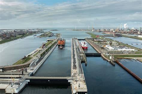 Infographic overzicht van Zeesluis IJmuiden: afmetingen, onderdelen en planning