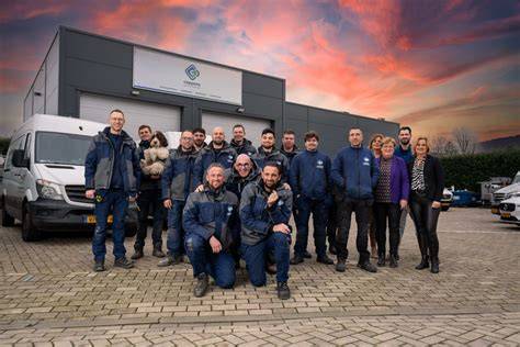 Teamfoto monteurs voor uitgeruste servicebus in Heemskerk