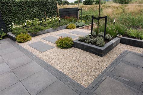 Overzicht van toepassingen: terras, tuinpad, oprit met 50x50 betontegels