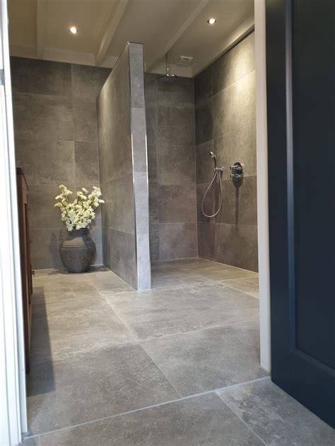 Foto: Badkamer met grote wand- en vloertegels