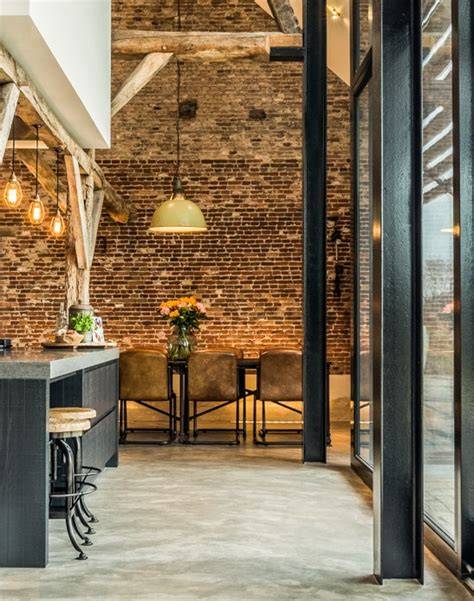 Afbeelding: Industrieel interieur met cementgebonden gietvloer en ruwe muren