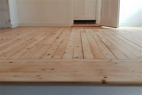 Afbeelding van de drogende grenen vloer met goede ventilatie.