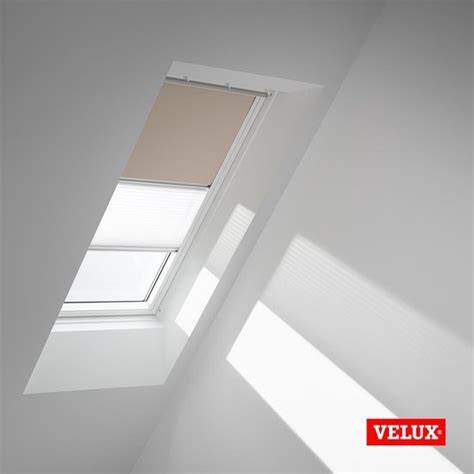 Infographic: installatie stap-voor-stap van een AvosDim verduisterend rolgordijn op een VELUX dakraam