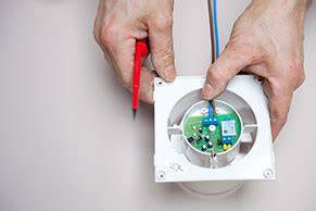 Infographic: Vochtsensor, nalooptimer en bedrading van een badkamerventilator