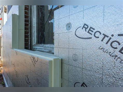 Isolatieplaten tegen gevel Met reflecterende folie
