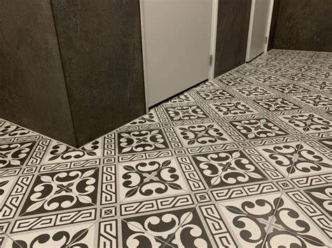 Foto: showroom met tegel laminaat en keramische tegels