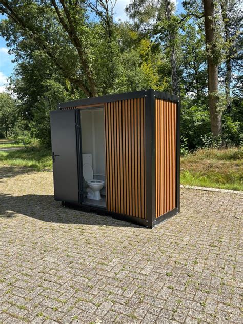 Foto van een kant-en-klare badkamer unit in een kantooromgeving