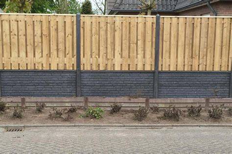 Illustratie van een twee-kleur beton schutting met een donkergrijze onderkant en een lichte bovenlaag in twee tinten