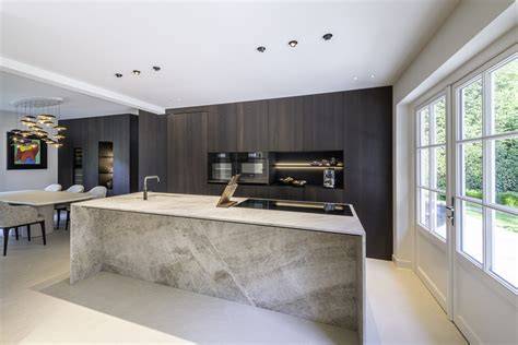 Afbeelding van een warme bronzen keuken met marmerlook werkblad en donker sherwood fronten