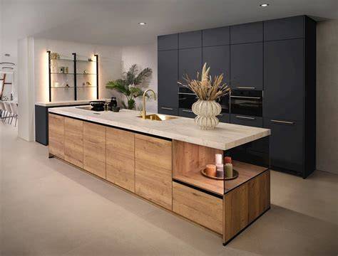 Overzichtsbeeld bronzen keuken met marmerlook blad en houten eiland