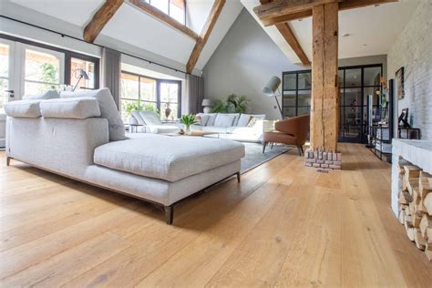 Voor-en-na foto van een gerenoveerde houten vloer die de transformatie toont.