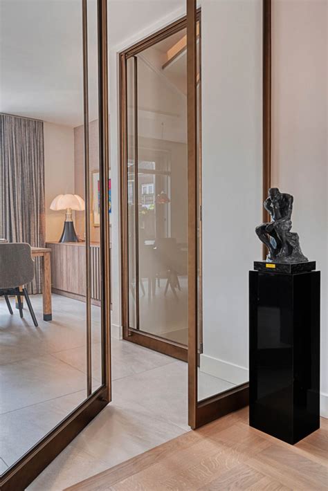 toslenwoord: bronsafwerking in showroom