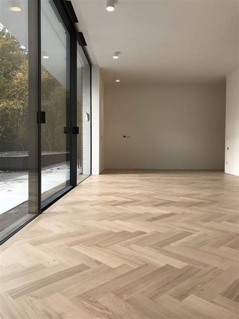Illustratie van een interieur met een houten parketvloer, die de sfeer en stijl van de geboden vloeren weergeeft.