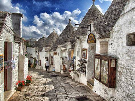 Foto: Overzicht van trulli in Alberobello en Trulli-kerk Sant’Antonio