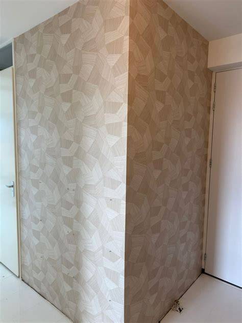 Foto van een professioneel behangwerk met vloeiende overgangen