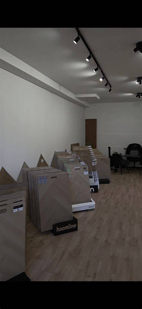 Inventaris en prijskaartjes in de showroom