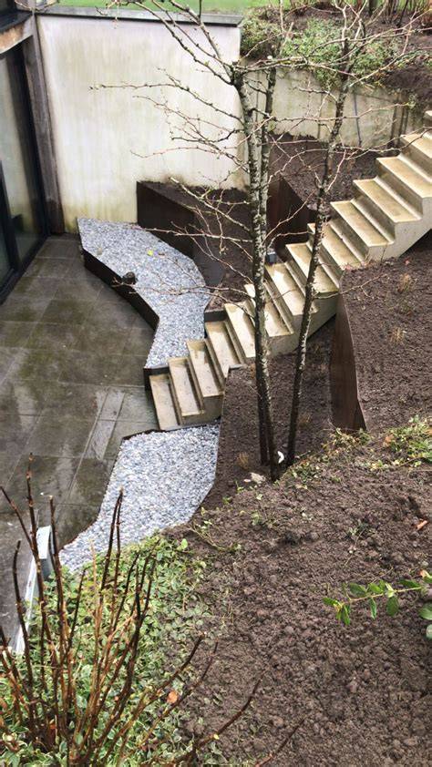 Ingangsbeeld van geïntegreerde tuintrap met beplanting