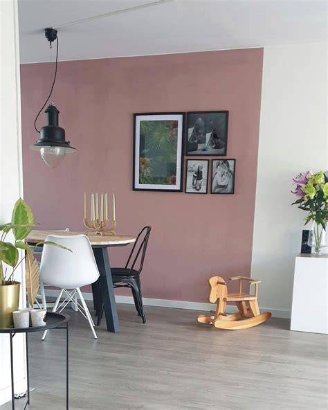 Inspiratiebeeld: oudroze muur met grijs behang en grijs vloerkleed