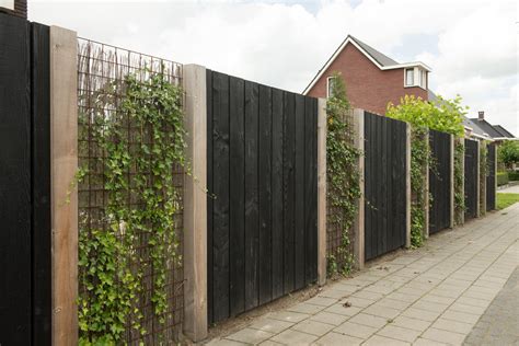 Voorbeelden: zwarte schutting en houten structuur zichtbaar blijven (afbeelding)