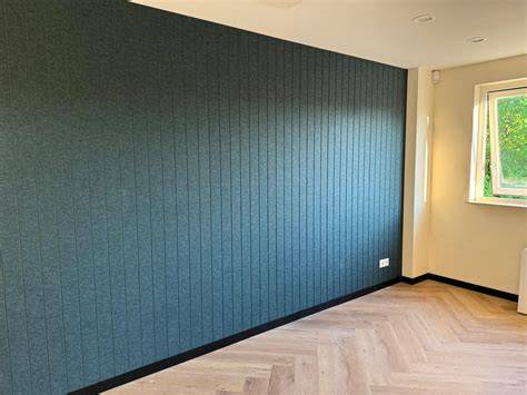 Voorbeeld naadloze wandbekleding met glazen/plaatmaterialen
