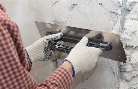 Foto van een stukadoor aan het werk
