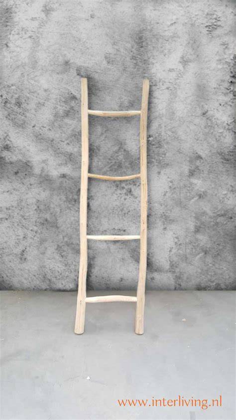 Decoratieve houten ladder hangend aan plafond met ophangband
