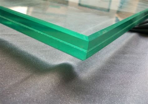 Voorkeursbeelden: cross-sectie van gelaagd glas met folie tussen twee glaslagen
