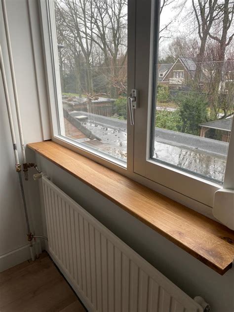 Aansluitende afbeelding: vensterbank montage en kitafwerking