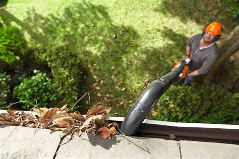 STIHL dakgootreinigingsset in gebruik