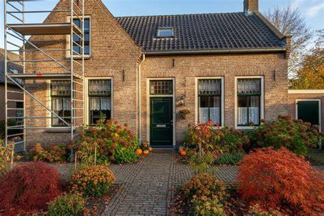 Afbeelding van een gevelrenovatie met herstel en schilderwerk op locatie