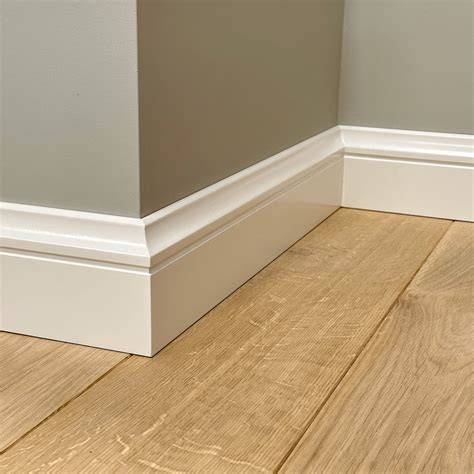 Overzicht van plinten types en montageopties: MDF, massief hout, kunststof, folieplinten