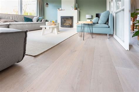 Foto: landelijke kraalplint 15 mm in woonkamer met houten vloer en RAL9010