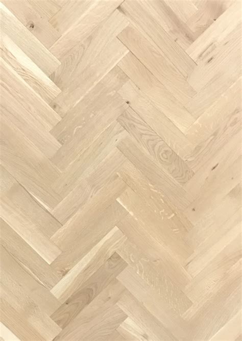 Foto van houten visgraat en eiken vloeren showroom