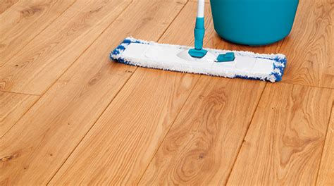 Infographic: Do's en don'ts bij houten vloer schoonmaken