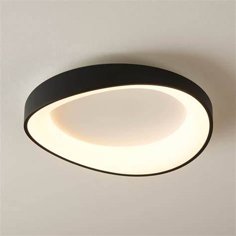Foto van een opvallende plafondlamp met ronde vorm en matte afwerking