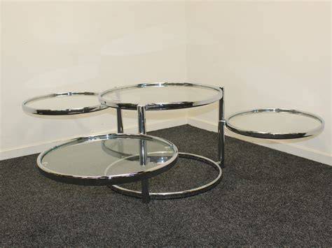 beige tegels met glas en chroom