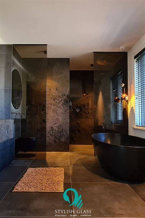 moderne glazen douche en ronde spiegel