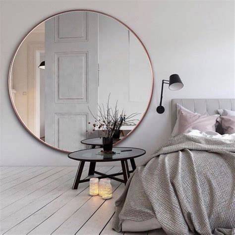 grote ronde spiegel met hanglampen