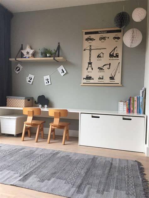Kinderkamer met dorpsplattegrond-behang en speelhoek