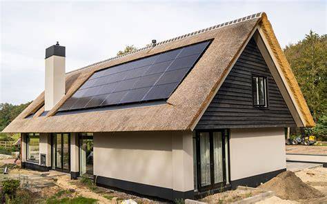 Zonnepanelen geïntegreerd in een rieten dak