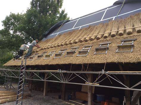Constructie en bevestiging van traditioneel rieten dak